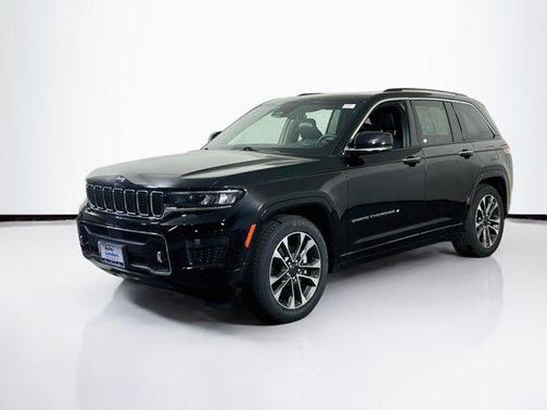 Diamond Black Crystal Pearlcoat 2023 Jeep Grand Cherokee Overland