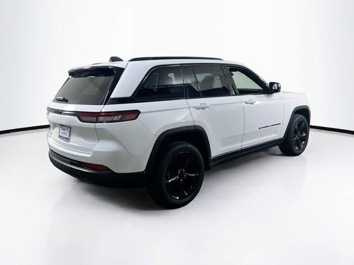Bright White Clearcoat 2023 Jeep Grand Cherokee Altitude