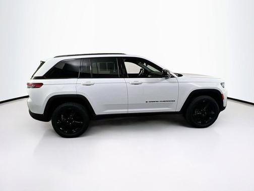 Bright White Clearcoat 2023 Jeep Grand Cherokee Altitude