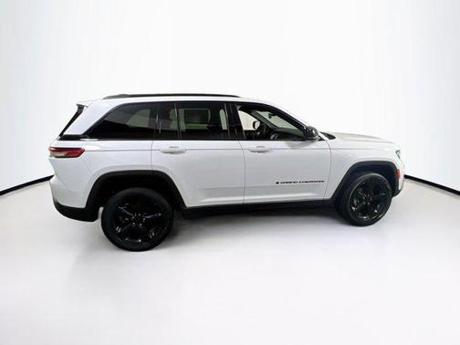 Bright White Clearcoat 2023 Jeep Grand Cherokee Altitude