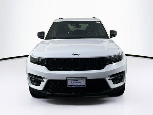 Bright White Clearcoat 2023 Jeep Grand Cherokee Altitude