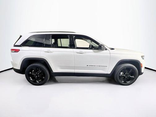 Bright White Clearcoat 2023 Jeep Grand Cherokee Limited