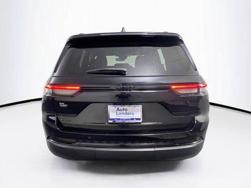 Diamond Black Crystal Pearlcoat 2023 Jeep Grand Cherokee Altitude
