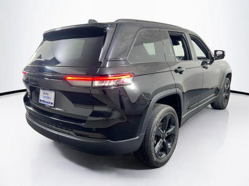 Diamond Black Crystal Pearlcoat 2023 Jeep Grand Cherokee Altitude