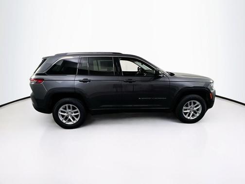 Baltic Gray Metallic Clearcoat 2023 Jeep Grand Cherokee Laredo