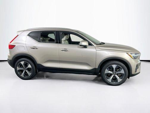 2023 Volvo XC40 B5 Plus Bright Theme