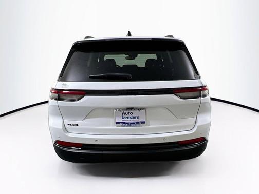 Bright White Clearcoat 2023 Jeep Grand Cherokee Altitude