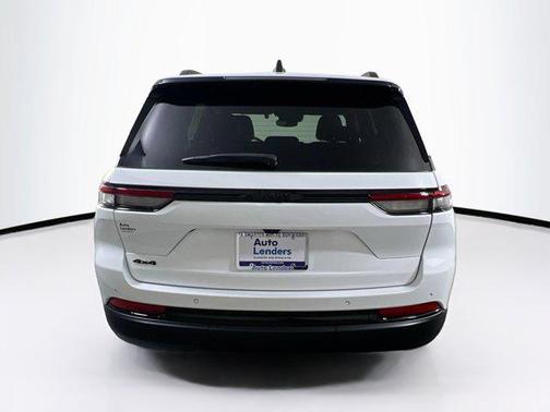 Bright White Clearcoat 2023 Jeep Grand Cherokee Altitude
