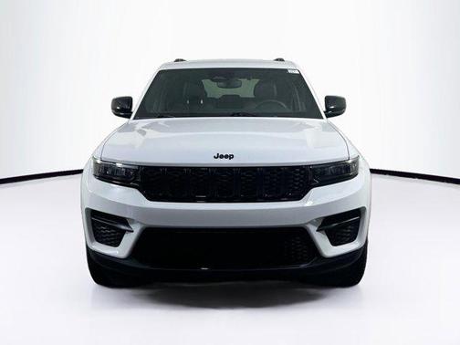 Bright White Clearcoat 2023 Jeep Grand Cherokee Altitude