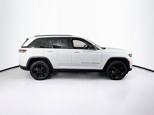 Bright White Clearcoat 2023 Jeep Grand Cherokee Altitude