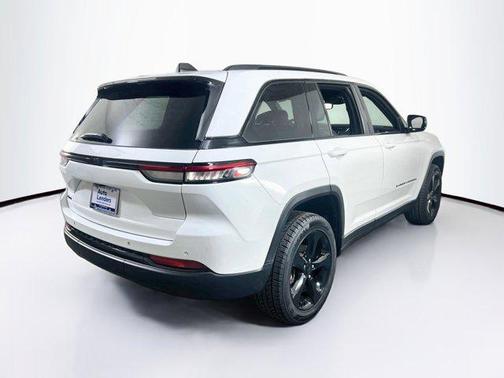 Bright White Clearcoat 2023 Jeep Grand Cherokee Altitude