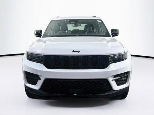 Bright White Clearcoat 2023 Jeep Grand Cherokee Altitude