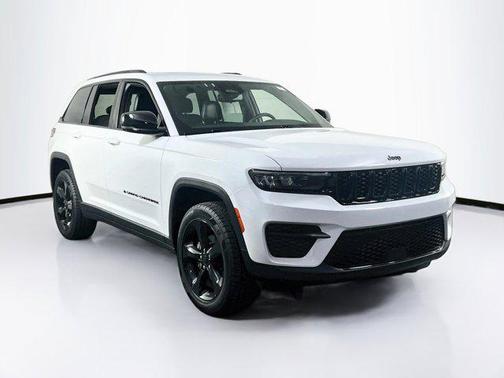 Bright White Clearcoat 2023 Jeep Grand Cherokee Altitude
