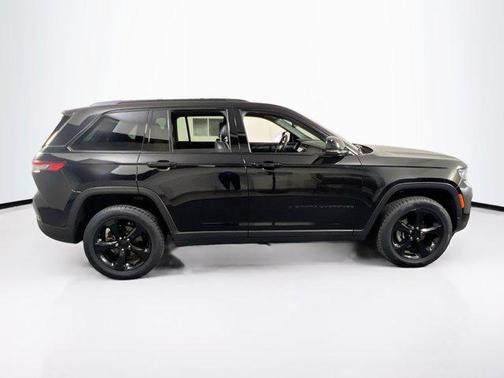 Diamond Black Crystal Pearlcoat 2023 Jeep Grand Cherokee Altitude