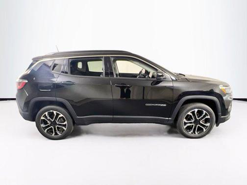 Diamond Black Crystal Pearlcoat 2022 Jeep Compass Limited