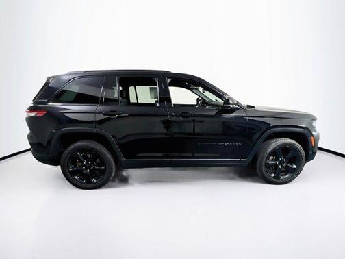 Diamond Black Crystal Pearlcoat 2023 Jeep Grand Cherokee Altitude