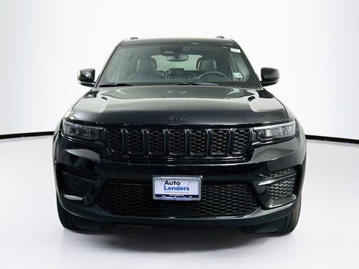 Diamond Black Crystal Pearlcoat 2023 Jeep Grand Cherokee Altitude