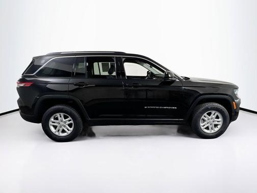 Diamond Black Crystal Pearlcoat 2023 Jeep Grand Cherokee Laredo