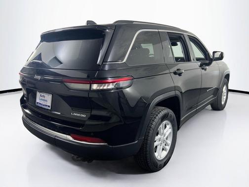 Diamond Black Crystal Pearlcoat 2023 Jeep Grand Cherokee Laredo