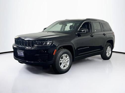 Diamond Black Crystal Pearlcoat 2023 Jeep Grand Cherokee Laredo