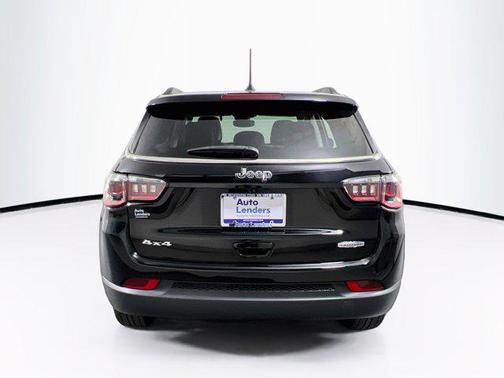 Diamond Black Crystal Pearlcoat 2022 Jeep Compass Latitude
