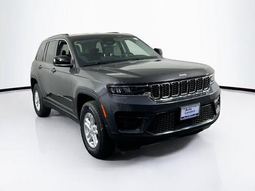 Baltic Gray Metallic Clearcoat 2023 Jeep Grand Cherokee Laredo