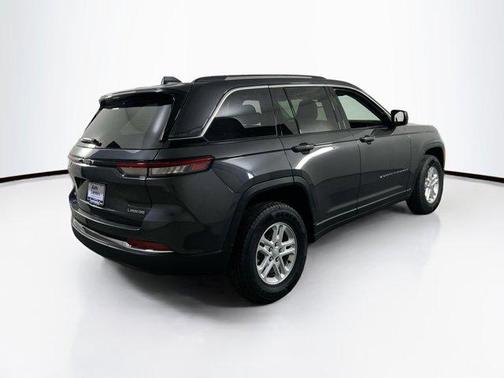 Baltic Gray Metallic Clearcoat 2023 Jeep Grand Cherokee Laredo