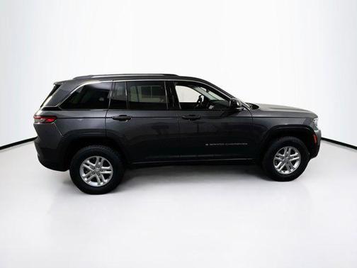 Baltic Gray Metallic Clearcoat 2023 Jeep Grand Cherokee Laredo