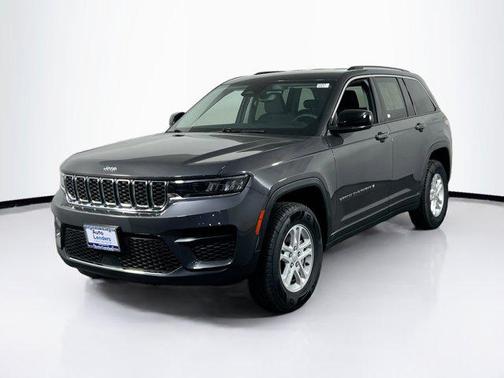Baltic Gray Metallic Clearcoat 2023 Jeep Grand Cherokee Laredo