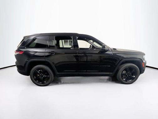 Diamond Black Crystal Pearlcoat 2023 Jeep Grand Cherokee Altitude