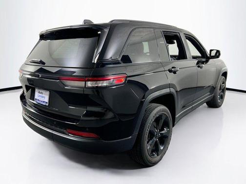 Diamond Black Crystal Pearlcoat 2023 Jeep Grand Cherokee Altitude
