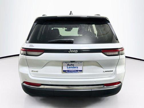 Bright White Clearcoat 2023 Jeep Grand Cherokee Laredo