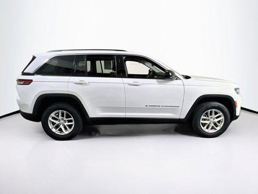 Bright White Clearcoat 2023 Jeep Grand Cherokee Laredo
