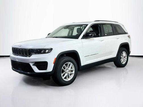 Bright White Clearcoat 2023 Jeep Grand Cherokee Laredo