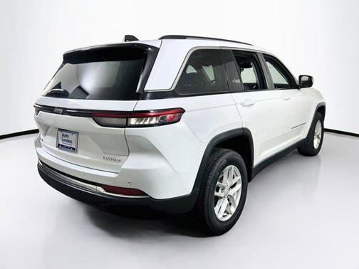 Bright White Clearcoat 2023 Jeep Grand Cherokee Laredo