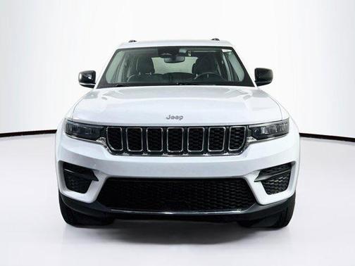 Bright White Clearcoat 2023 Jeep Grand Cherokee Laredo