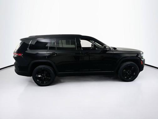Diamond Black Crystal Pearlcoat 2023 Jeep Grand Cherokee L Altitude