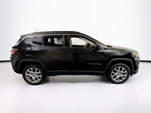 Diamond Black Crystal Pearlcoat 2022 Jeep Compass Latitude Lux