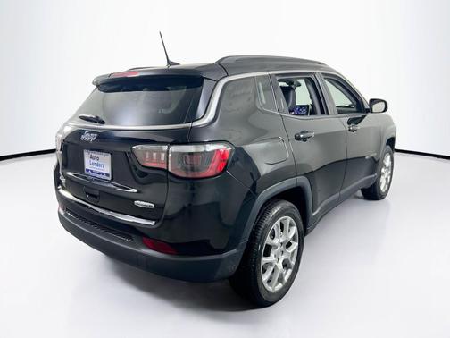 Diamond Black Crystal Pearlcoat 2022 Jeep Compass Latitude Lux