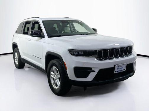 Bright White Clearcoat 2023 Jeep Grand Cherokee Laredo