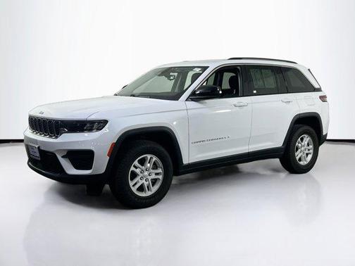 Bright White Clearcoat 2023 Jeep Grand Cherokee Laredo