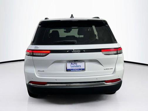Bright White Clearcoat 2023 Jeep Grand Cherokee Laredo