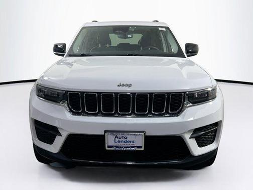 Bright White Clearcoat 2023 Jeep Grand Cherokee Laredo