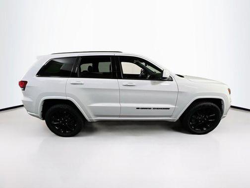 2022 Jeep Grand Cherokee Laredo