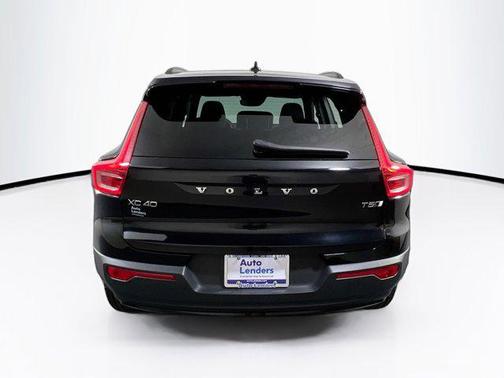 2022 Volvo XC40 T5 R-Design