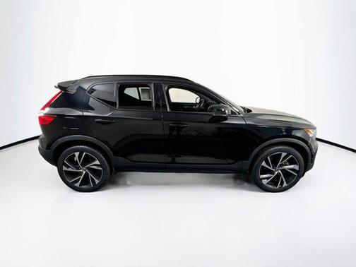 2022 Volvo XC40 T5 R-Design