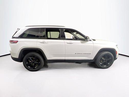 Bright White Clearcoat 2023 Jeep Grand Cherokee Altitude