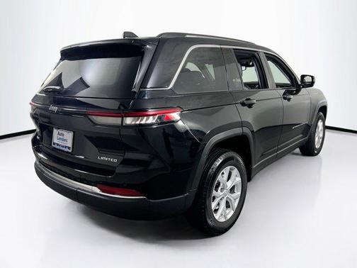 Diamond Black Crystal Pearlcoat 2023 Jeep Grand Cherokee Limited