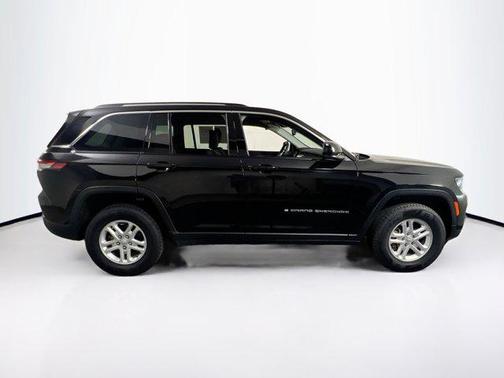 Diamond Black Crystal Pearlcoat 2023 Jeep Grand Cherokee Laredo