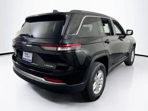 Diamond Black Crystal Pearlcoat 2023 Jeep Grand Cherokee Laredo